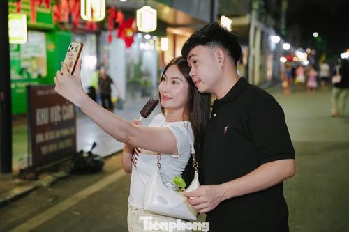 Ngọc Huyền (SN 1998, Cần Thơ) tình cờ có chuyến đi Hà Nội và quyết định check-in tại 35 Tràng Tiền. Đây có thể là lần cuối cô ghé địa chỉ này trước khi nơi đây dừng phục vụ. Ngọc Huyền có chút tiếc nuối và hụt hẫng bởi dù còn nhiều địa điểm bán kem Tràng Tiền, số 35 Tràng Tiền đã trở thành địa chỉ nhắm mắt cũng mường tượng ra. “Không chỉ khách trong nước mà nhiều du khách quốc tế cũng biết đến địa chỉ này. Vì vậy, tôi muốn lưu lại vài hình ảnh trước khi nơi đây dừng phục vụ”, cô nói.