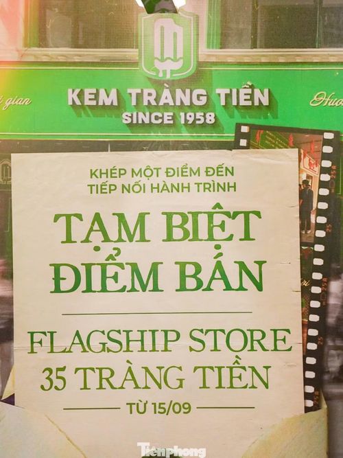 Không chỉ giới trẻ, nhiều gia đình cũng tranh thủ ghé địa điểm "không thể không biết" này trong dịp cuối tuần. Những hàng người nối dài, nhiều nhóm bạn chụp ảnh lưu niệm tạo nên không khí đông đúc tại khu vực phố Tràng Tiền.