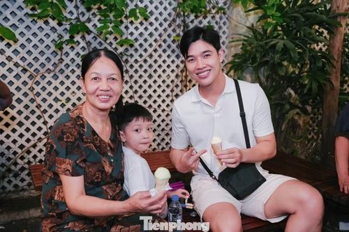Bà Hiên (Hưng Yên) cho biết mỗi lần ra Hà Nội đều được các con chở lên phố và ghé ăn kem Tràng Tiền. “Nơi này gắn với ký ức của nhiều người, nhất là thế hệ trước. Chúng tôi từng đi tàu điện, mua những que kem khi ấy giá chỉ vài hào. Đến giờ, mỗi lần lên Hà Nội, tôi vẫn muốn quay lại”, bà Hiên kể.