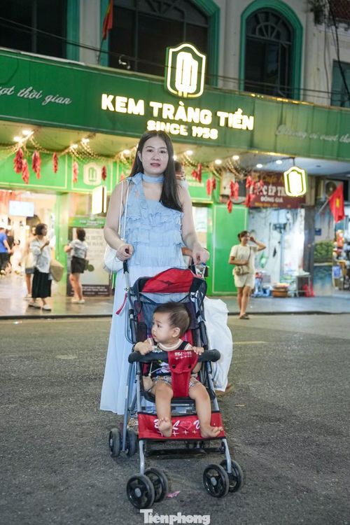 Hoàng Linh (SN 1993, Bắc Ninh) đưa con ra Hà Nội chơi dịp cuối tuần, cùng con hòa vào dòng người xếp hàng. Cô bất ngờ và có phần tiếc nuối khi biết địa chỉ này sẽ dừng phục vụ từ ngày 15/9.