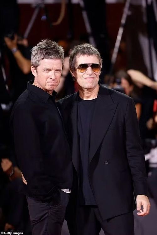 Cặp anh em nghệ sĩ người Anh Noel và Liam Gallagher cũng gây chú ý khi dự buổi ra mắt phim tài liệu về ban nhạc của họ - Oasis: Don't Look Back in Anger. Ảnh: Getty Images.