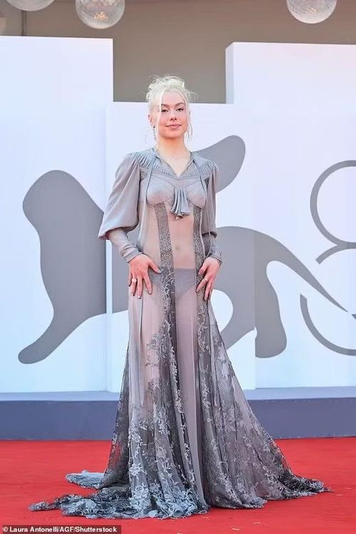 Phoebe Bridgers - bạn diễn của Robert Pattinson - trong phim, thu hút mọi ánh nhìn với chiếc váy Alexander McQueen màu xám xuyên thấu, có giá gần 12.000 USD. Ảnh: Getty Images/Shutterstock.