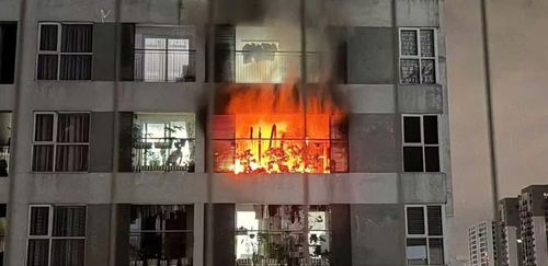 Hình ảnh người dân ghi lại khi xảy ra vụ cháy.