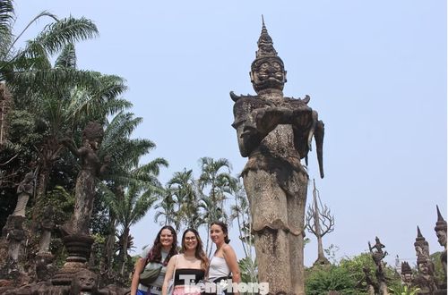 “Tôi không nghĩ mình sẽ nhìn thấy một nơi như thế này ở Đông Nam Á. Nó không giống một ngôi chùa truyền thống, cũng không giống bảo tàng. Mọi thứ giống như một khu vườn nghệ thuật ngoài trời, thiên nhiên và tín ngưỡng hòa vào nhau”, Emily Carter (đứng giữa) - du khách Mỹ - nói.