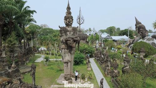 Vườn tượng Xiêng Khuôn (Xieng Khuan Buddha Park) được xây dựng từ năm 1958, quy tụ hàng trăm tác phẩm điêu khắc lấy cảm hứng từ Phật giáo và Hindu giáo.