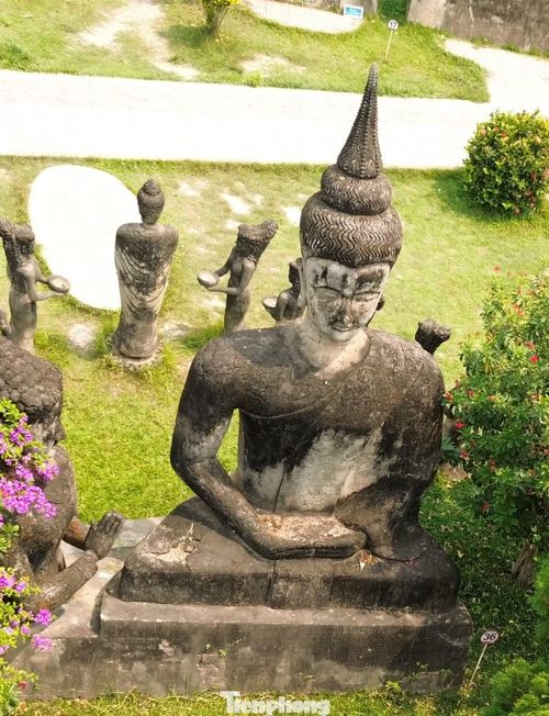 Không có những gian trưng bày khép kín, hơn 200 tác phẩm nằm rải rác giữa không gian ngoài trời, xen giữa cây xanh và hoa lá, khiến Xiêng Khuôn giống như một “bảo tàng điêu khắc” khổng lồ.