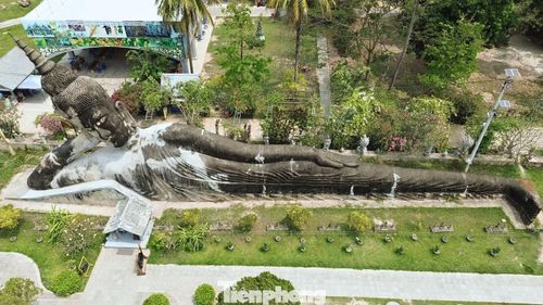 Nổi bật giữa khu vườn là tượng Đức Phật nằm dài khoảng 40 m. Tượng tái hiện Đức Phật nằm nghiêng, đầu tựa trên tay, trở thành một trong những hình ảnh đặc trưng nhất của Xiêng Khuôn.