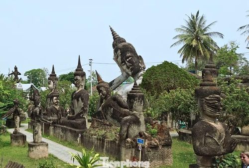Đến với Xiêng Khuôn, du khách không chỉ choáng ngợp trước những pho tượng khổng lồ mà còn có cảm giác như lạc vào một thế giới khác bên dòng Mekong.
