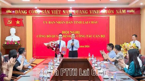 Phó Chủ tịch UBND tỉnh Lai Châu Nguyễn Sỹ Cảnh trao quyết định và chúc mừng ông Ngô Sỹ Thiện - Phó Giám đốc Sở Xây dựng. Ảnh: Báo và PTTH Lai Châu