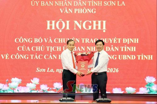 Trao quyết định bổ nhiệm cho ông Cầm Duy Hiệu (trái). Ảnh: Báo Sơn La