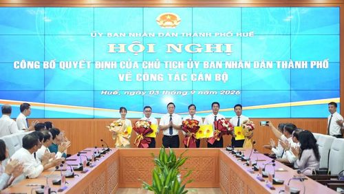 Chủ tịch UBND thành phố Huế Lê Trí Thanh trao quyết định bổ nhiệm Giám đốc và các Phó giám đốc Sở Văn hóa, Thể thao và Du lịch - Ảnh: Chinhphu.vn/TP