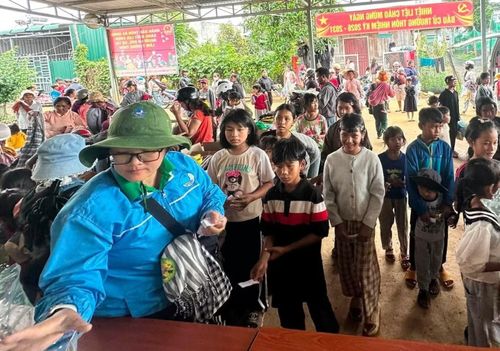 Chị Ngọc Hà trong một hoạt động sẻ chia với các em thiếu nhi Lâm Hà (Lâm Đồng). ﻿Ảnh: FBNV 