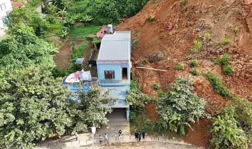 Đất đá bất ngờ sạt xuống vị trí căn nhà của gia đình bà Ma Thị Huyền. (Ảnh: TN)
