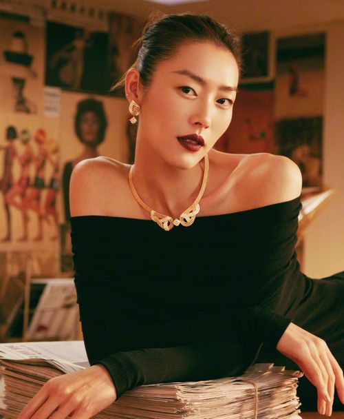 Trang QQ đưa tin dù không tham gia đóng phim, siêu mẫu Lưu Văn cũng trở thành tâm điểm được bàn luận khi tác phẩm Đầu xuân tươi sáng bùng nổ. Siêu mẫu nội y bị chỉ trích vì đã "thả tim" bức hình bạn trai Tỉnh Bách Nhiên. Loạt hình ảnh được Tỉnh Bách Nhiên đăng trên trang mạng quốc tế Instagram.