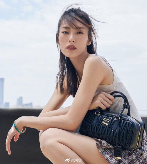 Mặt khác, khán giả đưa ra các bằng chứng cho thấy khi phim Đầu xuân tươi sáng có danh tiếng tốt, thường xuyên xuất hiện các chủ đề liên quan tới chuyện tình cảm của Tỉnh Bách Nhiên và Lưu Văn, khen ngợi Lưu Văn là "chị dâu rộng lượng nhất showbiz". "Mối tình thật tôi đương nhiên chúc phúc. Nhưng dù sao cậu ấy cũng là diễn viên, lại đúng lúc phim đang hot, làm mờ đi sự tồn tại của người yêu thật một chút có khi lại tốt cho chính nghệ sĩ", khán giả bình luận.