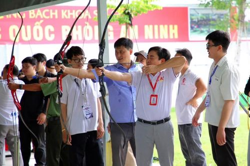 Khác với nhiều môn thể thao đề cao tốc độ hay sức mạnh, bắn cung đòi hỏi người tập phải giữ được sự bình tĩnh trong từng động tác
