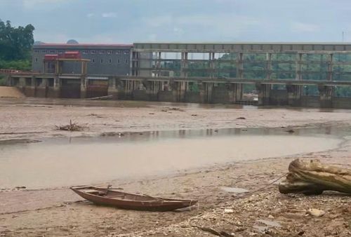 Cửa van xả bị kẹt khiến mực nước trong lòng hồ giảm đột ngột.
