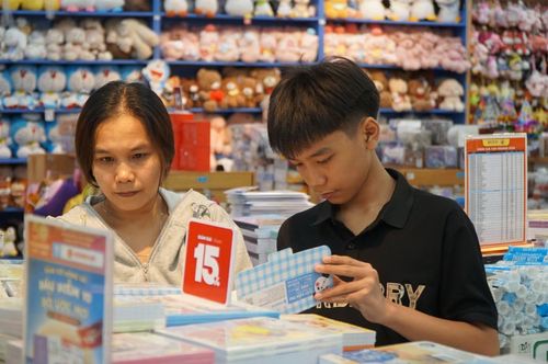 Chị Thanh Hiền (37 tuổi, ngụ phường Lái Thiêu) cho biết con chị hiện còn thiếu 2 cuốn sách lớp 6. Trước đó, chị đã đi qua 2 nhà sách nhưng vẫn chưa tìm được những cuốn sách cần mua. “Không tìm được thì trước mắt tôi dự tính cho con mượn sách của bạn để học ít hôm, sau đó tiếp tục tìm mua”, chị Hiền cho hay.