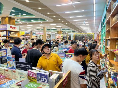 "Các mặt hàng dụng cụ học tập năm nay khá đa dạng, nhiều mẫu mã để phụ huynh và học sinh lựa chọn. Tuy nhiên, đầu năm học, gia đình tôi có 2 con đang học tiểu học và THCS nên phải lo nhiều khoản chi phí. Việc mua sắm sách vở, dụng cụ học tập và những vật dụng cần thiết cho năm học mới khiến các khoản chi đầu năm tăng lên", anh Bình bày tỏ.