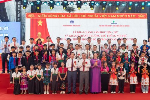 Các đại biểu, các thầy cô giáo và các em học sinh hòa chung niềm vui trên ngôi trường mới