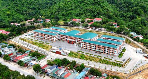 Trường Phổ thông nội trú TH&THCS PETROVIETNAM - Phong Thổ được đầu tư đồng bộ về không gian học tập, sinh hoạt, rèn luyện thể chất và phát triển kỹ năng.