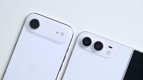 So sánh cụm camera của iPhone Air thật (trái) và mô hình giả của mẫu iPhone gập (phải). Ảnh: AppleInsider