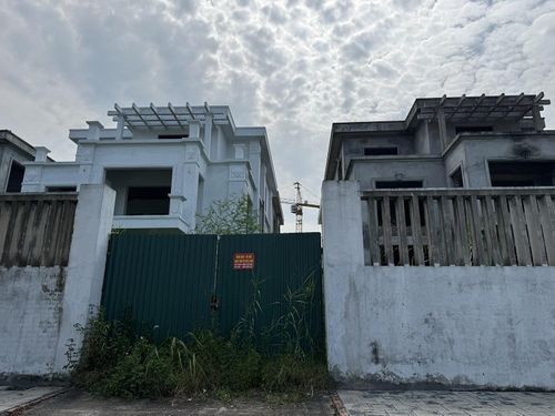 Nhiều căn biệt thự vùng ven đang rao bán. Ảnh: D.Anh