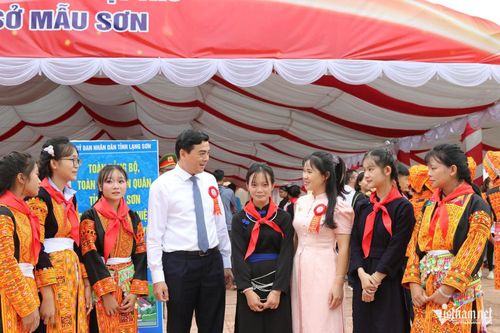 Thứ trưởng thường trực Bộ Dân tộc và Tôn giáo Nguyễn Hoài Anh trò chuyện cùng cô giáo và học sinh Trường Phổ thông nội trú Tiểu học và Trung học cơ sở Mẫu Sơn (Lạng Sơn) tại Lễ Khai giảng năm hcoj 2026 - 2027. Ảnh: Thúy Hồng