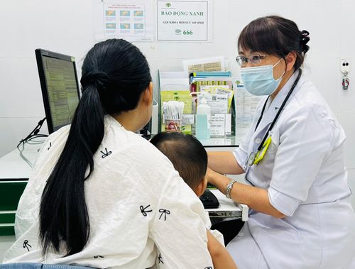 Bác sĩ Nguyễn Thu Hậu khám cho bé A. vì gia đình cho uống kẽm với liều gấp 3 bình thường. Ảnh: Thanh Huyền.