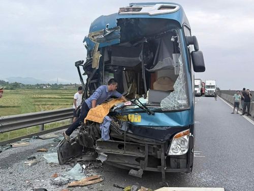 Xe khách vỡ nát phần đầu sau tai nạn. Ảnh: Người dân cung cấp
