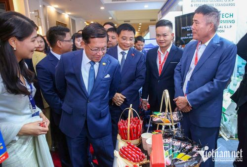 Tổng thống Myanmar Min Aung Hlaing và Phó Thủ tướng Nguyễn Văn Thắng tham quan các gian hàng triển lãm sản phẩm bên lề diễn đàn