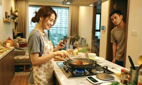 Bữa cơm đôi khi chỉ còn là nghĩa vụ sau giờ tan sở. (Ảnh minh họa)