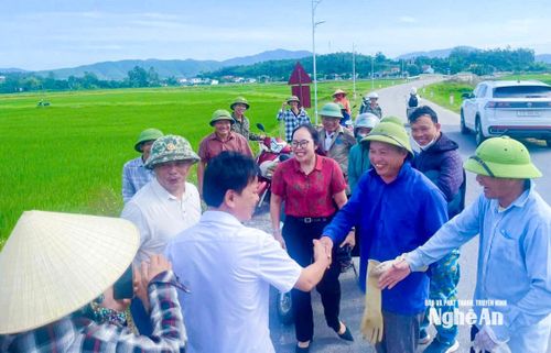 Cán bộ xã Phúc Lộc động viên nhân dân tham gia làm đường cờ. Ảnh: Mai Hoa