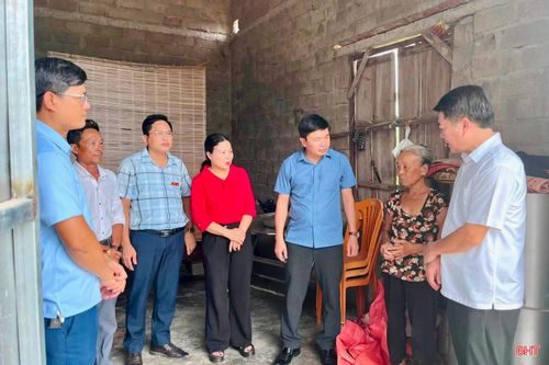 Cán bộ xã Cẩm Hưng trao đổi với người dân về chủ trương xây dựng, triển khai các dự án phòng chống mưa lũ trên địa bàn.