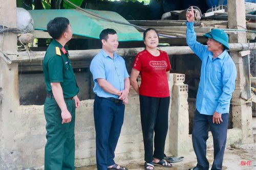 Ông Trần Hữu Hoàng (ngoài cùng bên phải) trao đổi với chính quyền địa phương về các phương pháp chủ động trước mùa lũ. (Ảnh: Nguyễn Tâm)