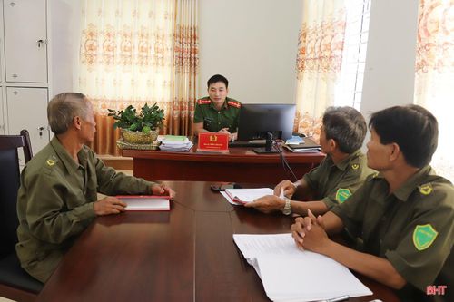 Công an xã Thạch Lạc tổ chức giao ban, hướng dẫn các thành viên Đội dân phòng thôn Thanh Vĩnh triển khai nhiệm vụ.