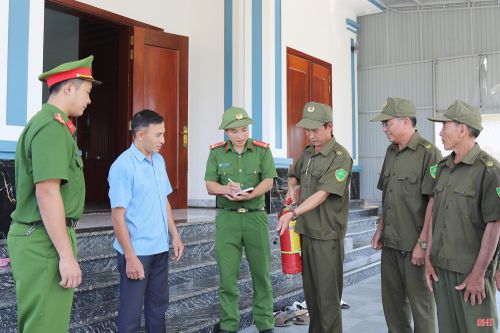 Ông Dương Kim Thích (người thứ 2 từ trái sang) được thành viên đội dân phòng hướng dẫn cách sử dụng bình chữa cháy.