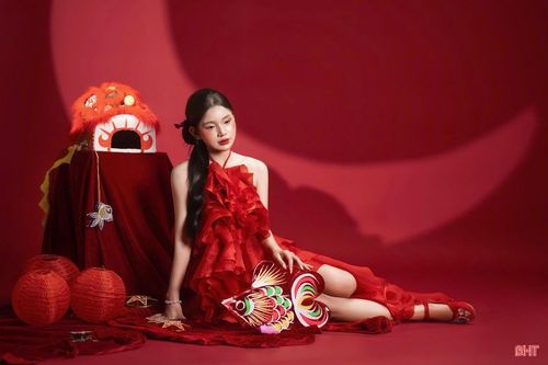 Cùng với các quán cà phê, các studio trên địa bàn cũng bắt đầu nhận chụp ảnh theo các concept trung thu được chuẩn bị riêng. Bối cảnh, đạo cụ và ánh sáng được đầu tư, sắp đặt phù hợp với từng ý tưởng, giúp khách hàng có những bộ ảnh mang màu sắc mùa trăng và dấu ấn riêng.