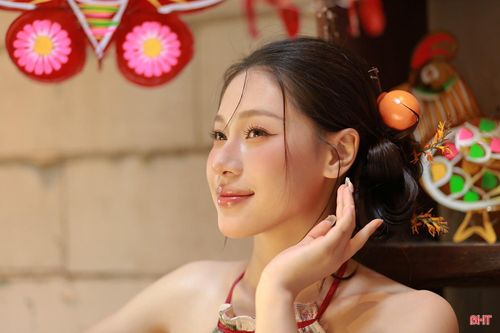 “Chúng tôi muốn khách hàng khi đến quán không chỉ thưởng thức đồ uống mà còn có một trải nghiệm trọn vẹn với không gian. Vào mỗi mùa, mỗi dịp lễ, quán đều có những concept trang trí riêng. Thời điểm này, các góc trong quán được trang trí theo không khí trung thu, tạo thêm nhiều không gian để khách chụp ảnh, vui chơi. Bên cạnh việc trang trí, quán cũng chuẩn bị thêm các dịch vụ như makeup, cho thuê trang phục và hỗ trợ thợ chụp ảnh” - chị Phạm Thị Huyền Trang, chủ quán Maay Coffee chi sẻ.