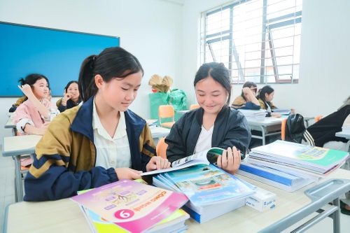 Khi các em học tập tốt hơn, nhận thức sẽ thay đổi, từ thay đổi trong bản thân các em sẽ dần tạo sự chuyển biến trong gia đình, cộng đồng. (Ảnh: Hoài Nam/Vietnam+)