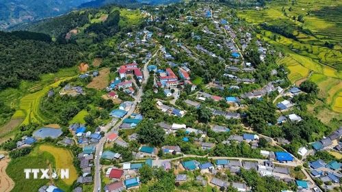 Khung cảnh bản của người Mông nằm sát những thửa ruộng bậc thang ở Tả Lèng. (Ảnh: Nguyễn Oanh/TTXVN).