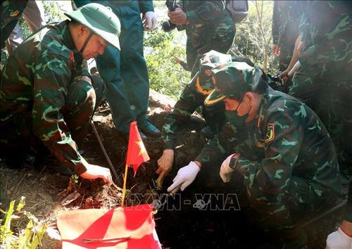 Bằng tình cảm và lòng biết ơn sâu sắc, cán bộ, chiến sĩ luôn mong sớm tìm thấy hài cốt những người đồng đội đã hy sinh. Ảnh: Đức Thọ/TTXVN