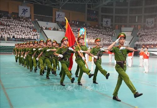 Khối sĩ quan Công an nhân dân thuộc Công an tỉnh Bắc Ninh diễu hành qua lễ đài trong Lễ khai mạc.