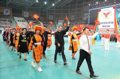 Đại diện các dân tộc Kinh, Dao, Tày và đồng bào dân tộc thiểu số tỉnh Bắc Ninh tham gia diễu hành trong Lễ khai mạc.