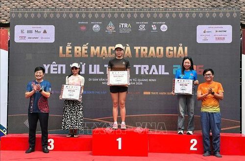 Ban Tổ chức trao giải cho các vận động viên nữ đạt thành tích.