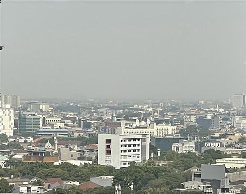 Không khí ở Jakarta bị ô nhiễm do tro bụi từ núi lửa Anak Krakatau. Ảnh: Đỗ Quyên/TTXVN