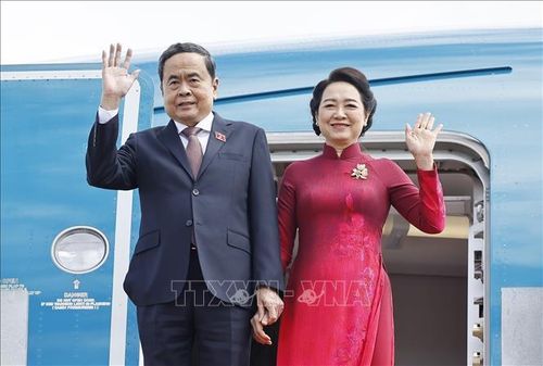 Chủ tịch Quốc hội Trần Thanh Mẫn và Phu nhân đến sân bay Seongnam, thủ đô Seoul. Ảnh: Doãn Tấn/TTXVN