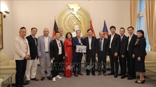 Phó Bí thư Thành uỷ Quảng Ninh Vũ Quyết Tiến tặng quà cho đại diện Hội đồng hương Quảng Ninh tại Đức. Ảnh: Thu Hằng/PV TTXVN tại Đức