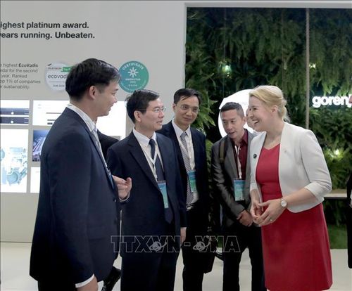 Phó Bí thư Thành uỷ Quảng Ninh Vũ Quyết Tiến (thứ hai, từ bên trái sang) và Phó Chủ tịch UBND thành phố Quảng Ninh Nguyễn Văn Công (ngoài cùng, bên trái), gặp gỡ bà Franziska Giffey, Bộ trưởng Kinh tế bang Berlin. Ảnh: TTXVN phát