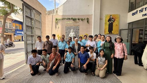 Khách mời chụp ảnh lưu niệm cùng các em khiếm thị tại Thư viện sách nói Hướng Dương.